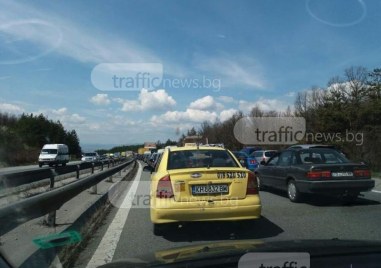 Лека кола се удари в мантинелата по пътя от Созопол