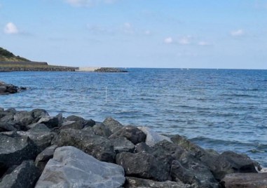 Взривиха противопехотната мина открита на плажа в Царево Екипи на Военноморската база в Бургас направиха оглед на района След
