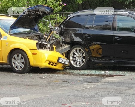 БМВ и такси се сблъскаха на бул. 