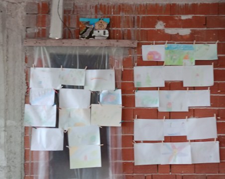 Детски рисунки полагат за реставрация на старинната Христова плащаница на параклис 