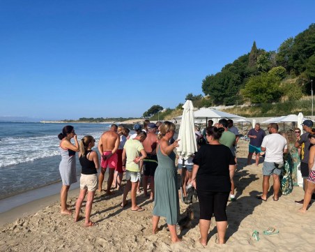 Плаж или морско дъно? Продължава напрежението между хотелиер и жители на Несебър