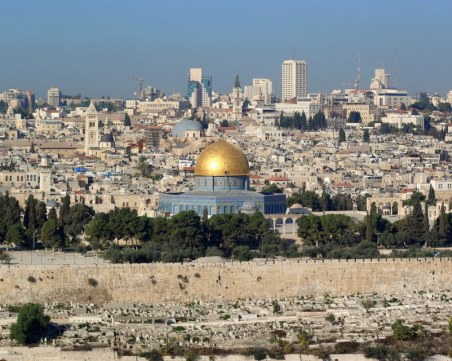 Сирени за въздушна заплаха и експлозии край Ерусалим