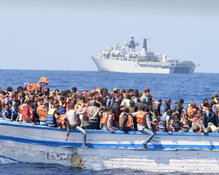 Спасиха над 100 мигранти в кораб край гръцки остров
