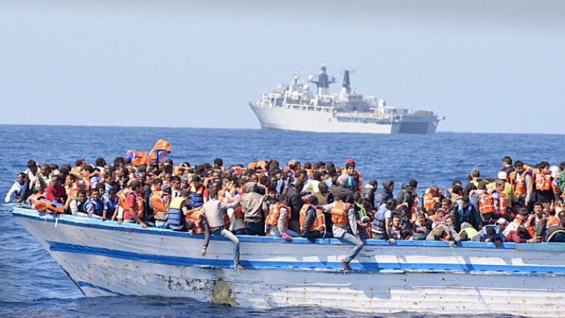 Спасиха над 100 мигранти в кораб край гръцки остров