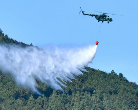 Хеликоптер се включва в гасенето на пожара в Пазарджишко