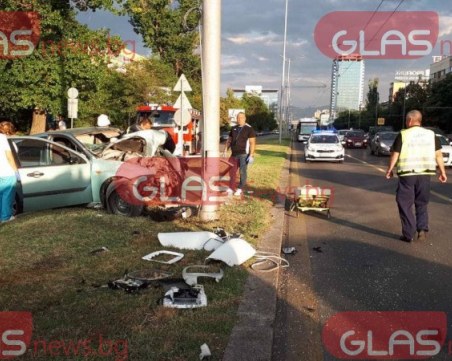 Кола се заби в стълб в София, двамата души са откарани в болница