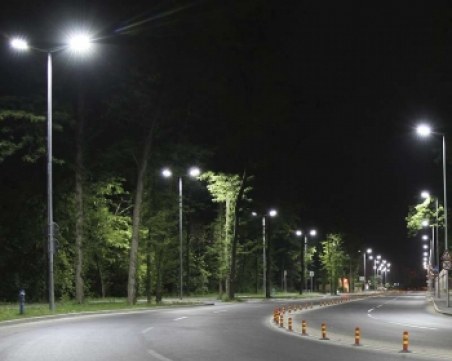 Подмениха близо 2000 стари осветителни тела с LED осветление в Пловдив