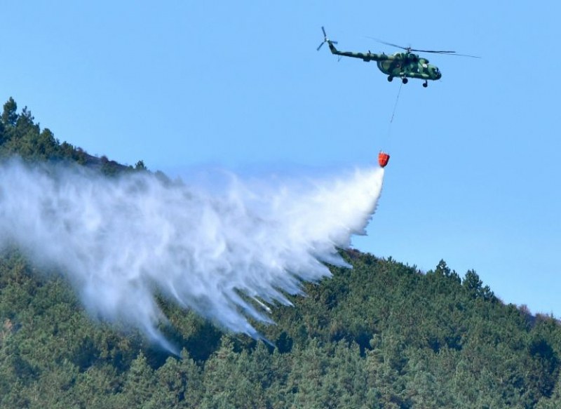 Хеликоптер се включва в гасенето на пожара в Пазарджишко