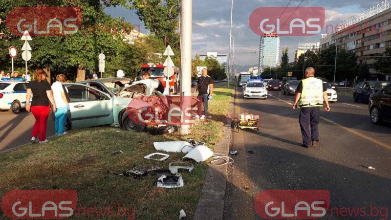 Кола се заби в стълб в София, двамата души са откарани в болница