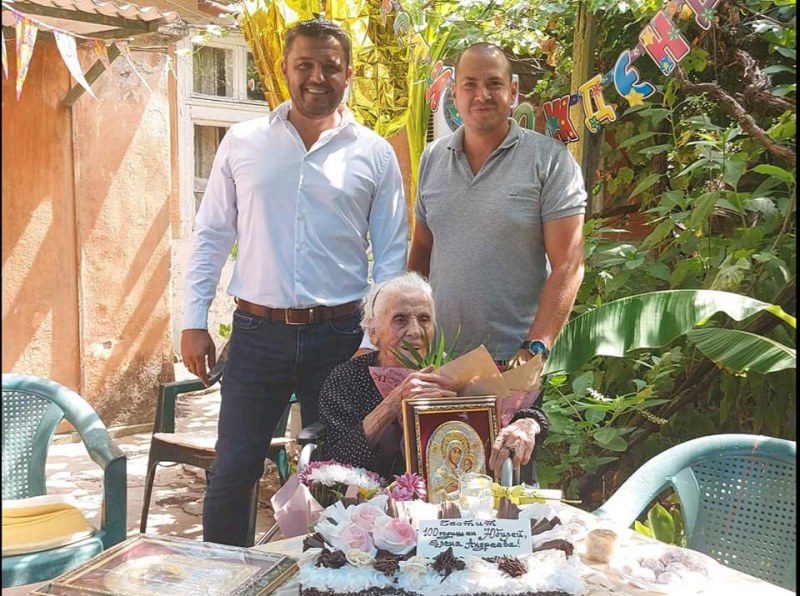 100-годишната баба Елена получи подаръци от община „Родопи