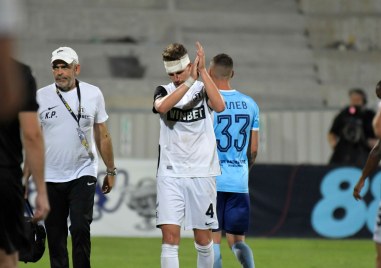Футболистът на Локомотив Мартин Паскалев напусна принудително терена при победата