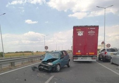 Тежка катастрофа е станала преди минути на Асеновградско шосе след
