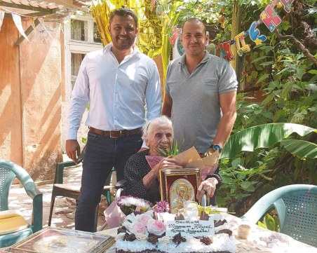 100-годишната баба Елена получи подаръци от община 