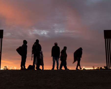 САЩ прекратиха спорните мерки на Доналд Тръмп срещу миграцията