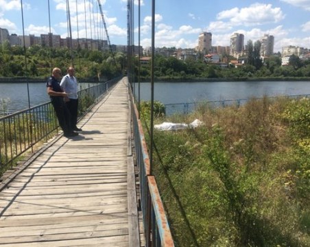 Възрастен мъж скочи от мост в Кърджали