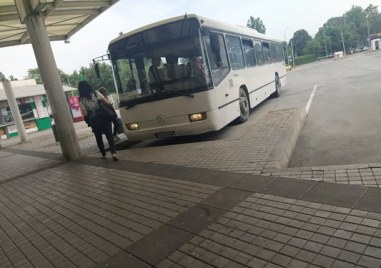 Хората пътуващи с автобусен транспорт от Брестовица до работните си