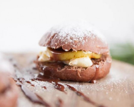 Шоколадови хлебчета с карамелизирани круши и шоколадов сос