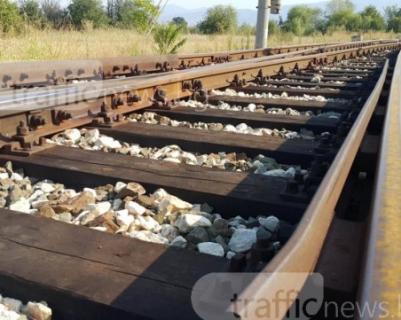 Смърт на релсите край Карнобат, влакът за Пловдив и София е спрян до изясняване на инцидента