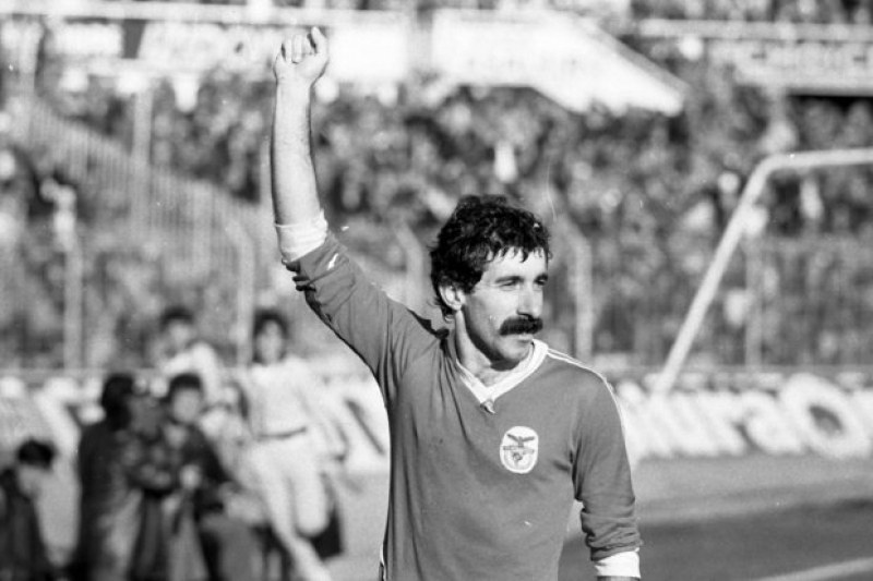Легендарен футболист на Бенфика почина на 63-годишна възраст