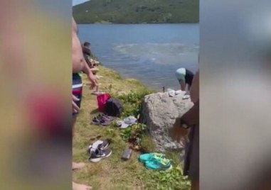 Туристи се изкъпаха в едно от Седемте рилските езера Кадри