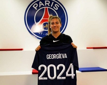 Българка подписа с 