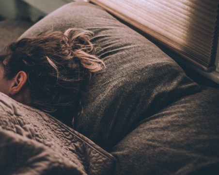 Без телефон в леглото за по-добър сън. Учените обясняват защо