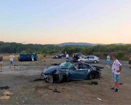 Деца с бързи коли за стотици хиляди: Очаквате ли да карат с 30?