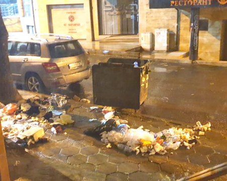 Дрогиран шофьор заби мерцедеса си в кош за боклук в Пазарджик