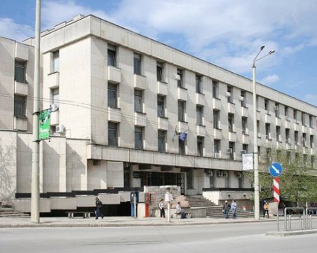 Глобиха 150 лв. хулиган, опръскал с фекалии вратата на търновка