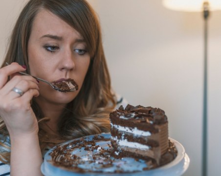 Как да се справим с емоционалното хранене, предизвикано от силния стрес?