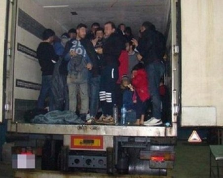 Камион с мигранти катастрофира в РС Македония, 35 са ранени