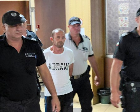 Страхливецът, пребил до смърт жена си в Сопот, дойде в съда с тениска с надпис 