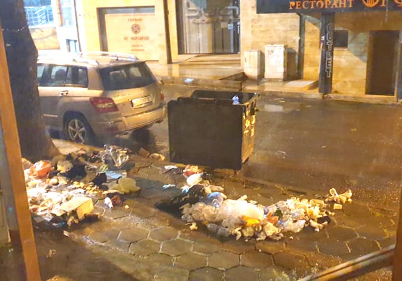 Дрогиран шофьор заби мерцедеса си в кош за боклук в Пазарджик