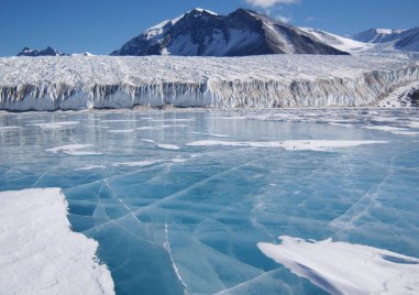 Антарктика губи голяма част от ледената си покривка и темпото