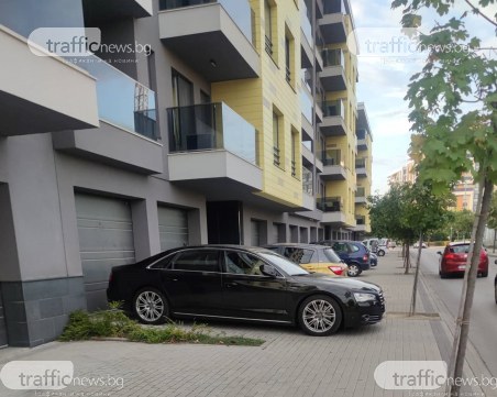 2 в 1 или просто мързел? Пловдивчани си присвояват тротоар като втори паркинг