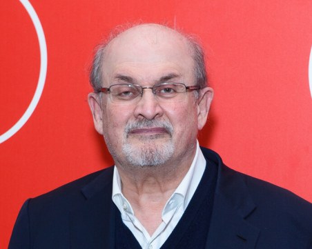 Намушкаха известния британски писател Салман Рушди