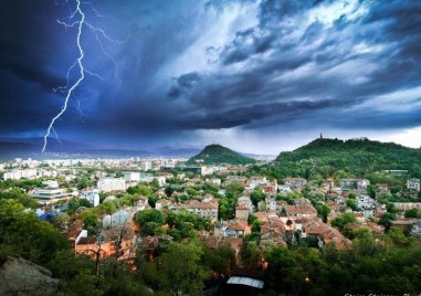 Жълт код за опасно време в Пловдив и още 15