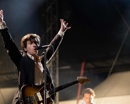 Arctic Monkeys направиха голямо шоу за първия си концерт в България