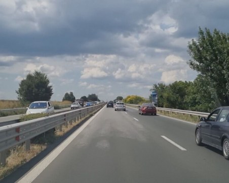 Катастрофа затруднява движението по АМ 