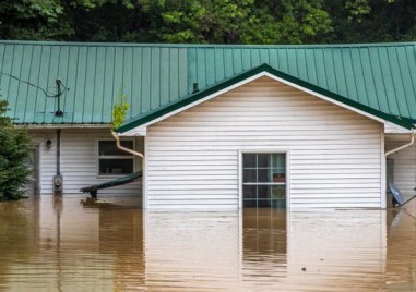 Най малко петдесет души са загинали в резултат на наводненията в