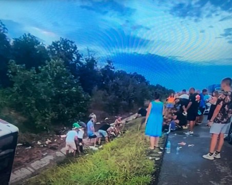 Автобус с деца се обърна на АМ Тракия, 10 са пострадали