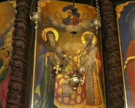 Чудотворна икона на светите братя в Клисурския манастир дарява с деца около Богородица