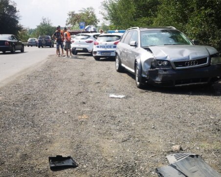 Трафикант на мигранти подкара в насрещното и катастрофира няколко пъти