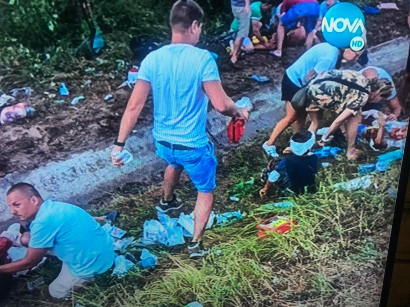 Автобус с деца се е обърнал в канавката на АМ