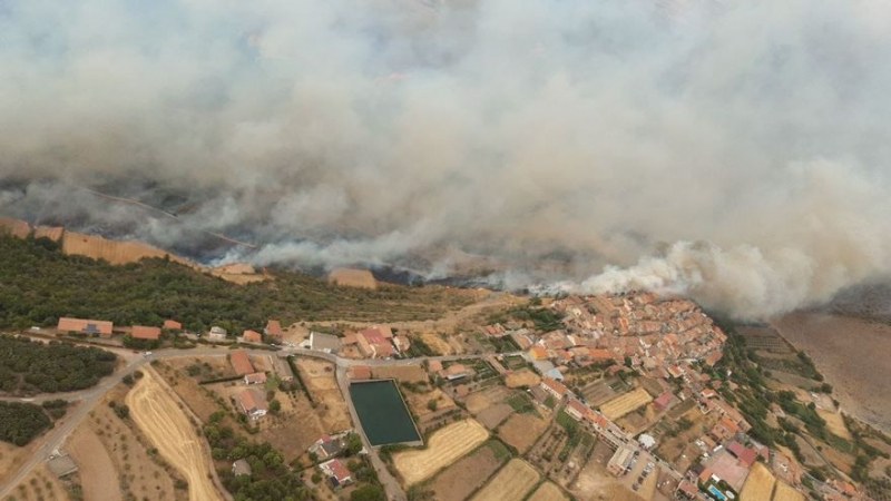 Големият горски пожар в Сарагоса бързо се разраства и това