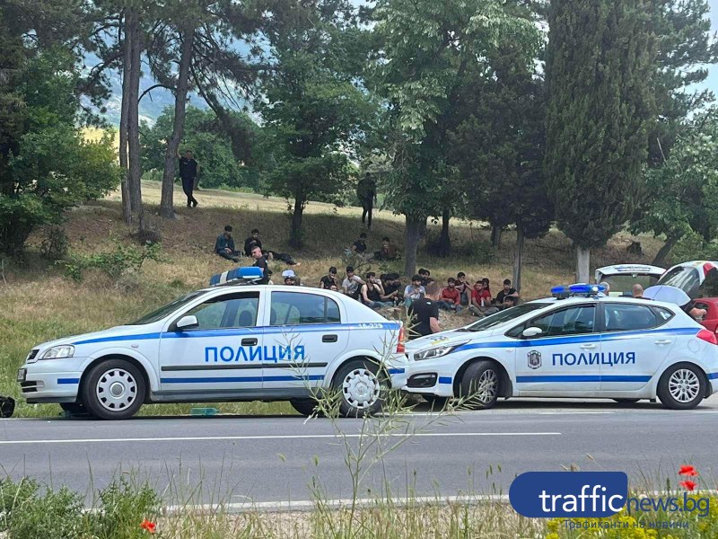 Лек автомобил, който е превозвал нелегални мигранти, е катастрофирал на