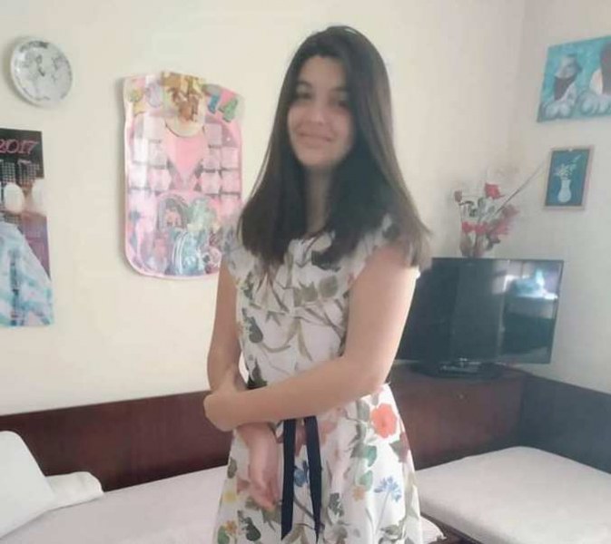15-годишната Кармен от Пловдив се нуждае от операция, за да бъде спасена ръката ѝ