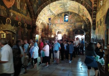 Стотици миряни се събраха в Бачковския манастир навръх големия празник