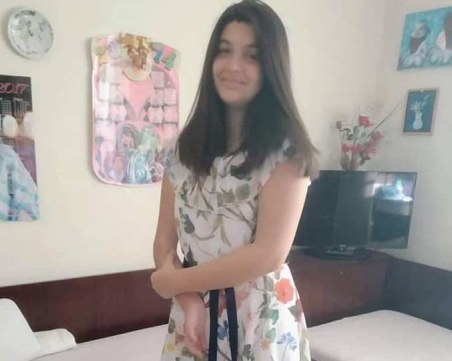 15-годишната Кармен от Пловдив се нуждае от операция, за да бъде спасена ръката ѝ