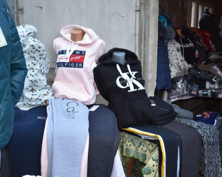 Иззеха голямо количество фалшиви стоки от Мерцедес на пазара в Димитровград